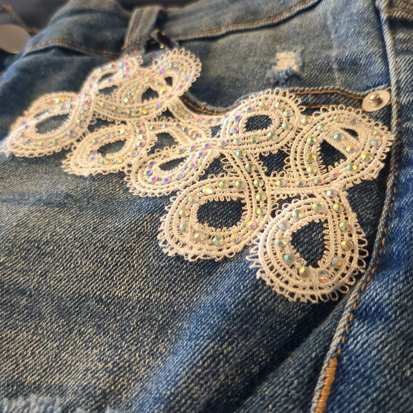 Lace embellished full panel 4.5" denim shorts, Medium wash *brand new*