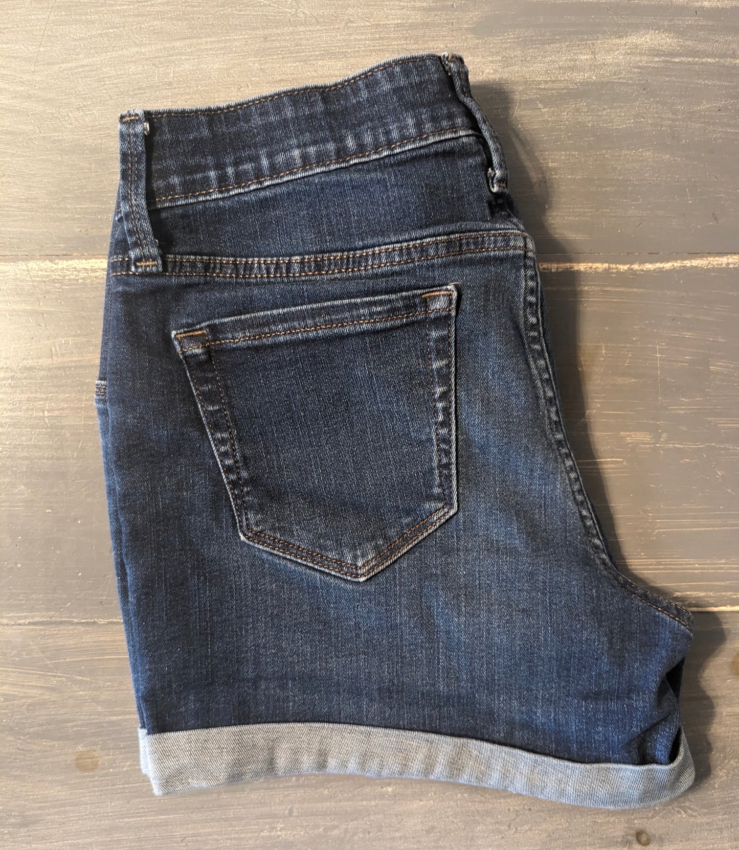 Side panels rolled cuff 3.5" denim shorts, Medium wash