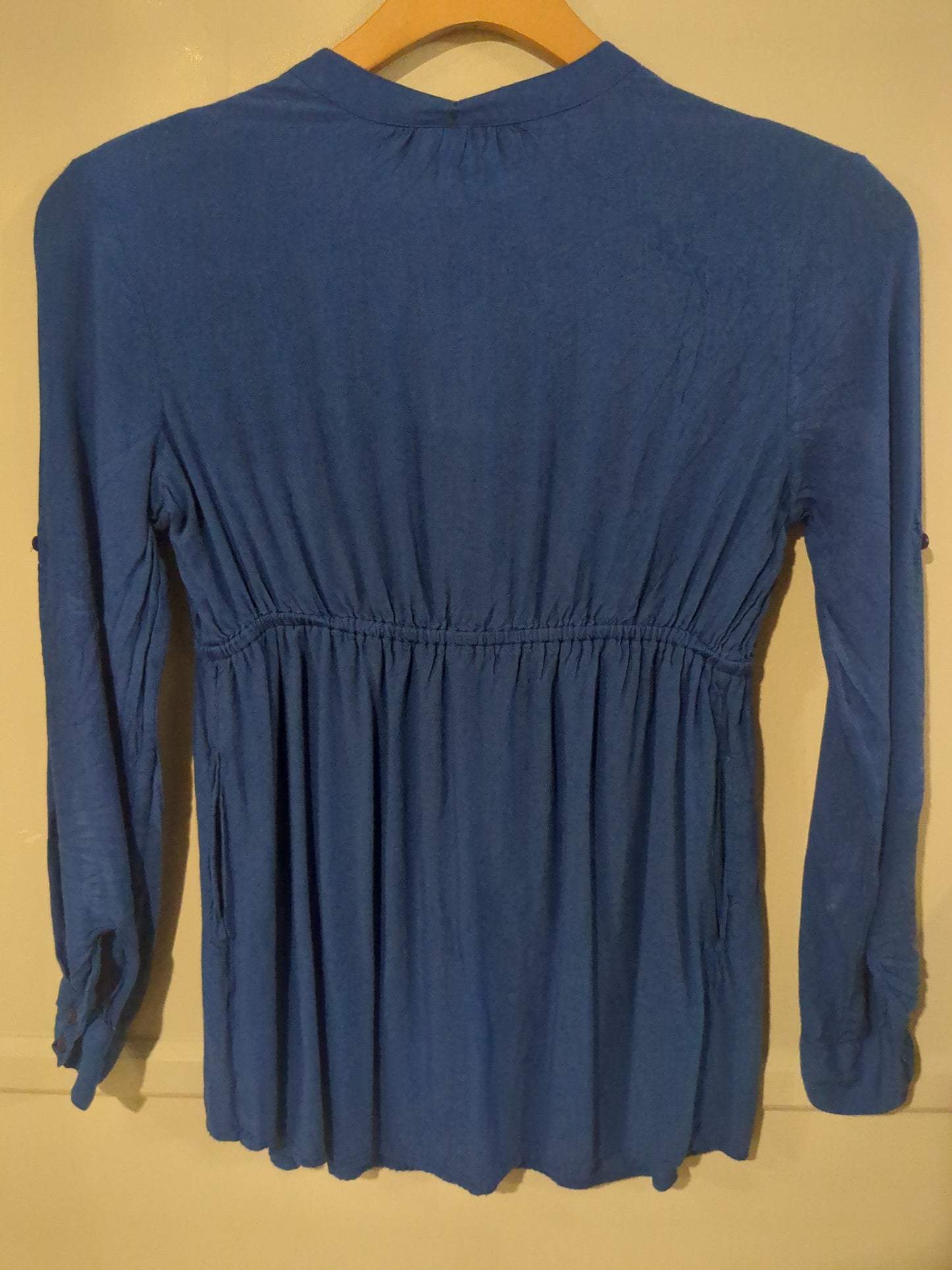 Essential cinched waist v-neck button LS top, Blue