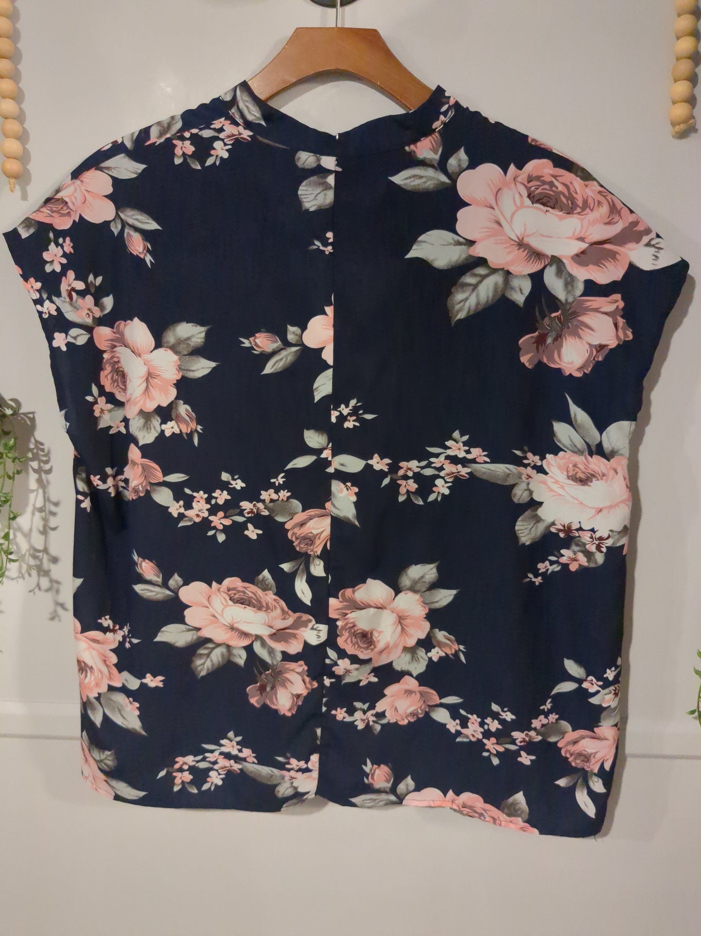 Boxy split v-neck SS blouse, Navy florals