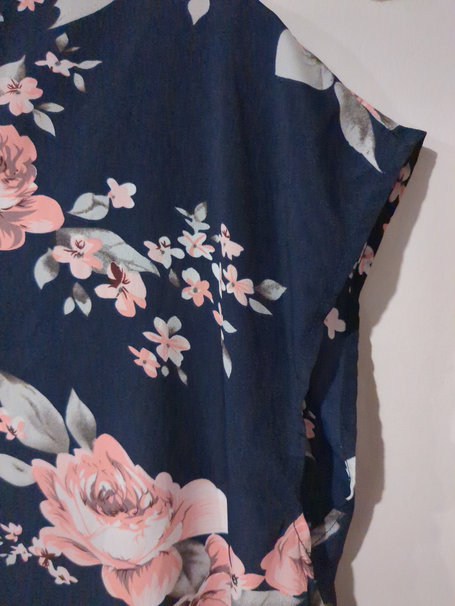 Boxy split v-neck SS blouse, Navy florals